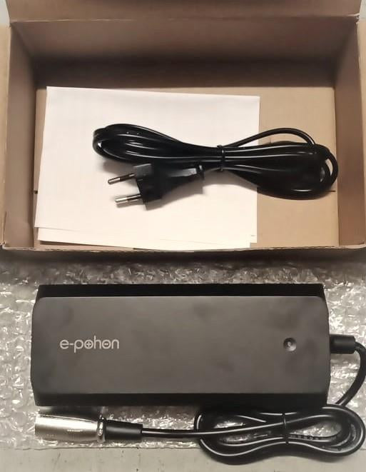 Battery Charger: UN-0305